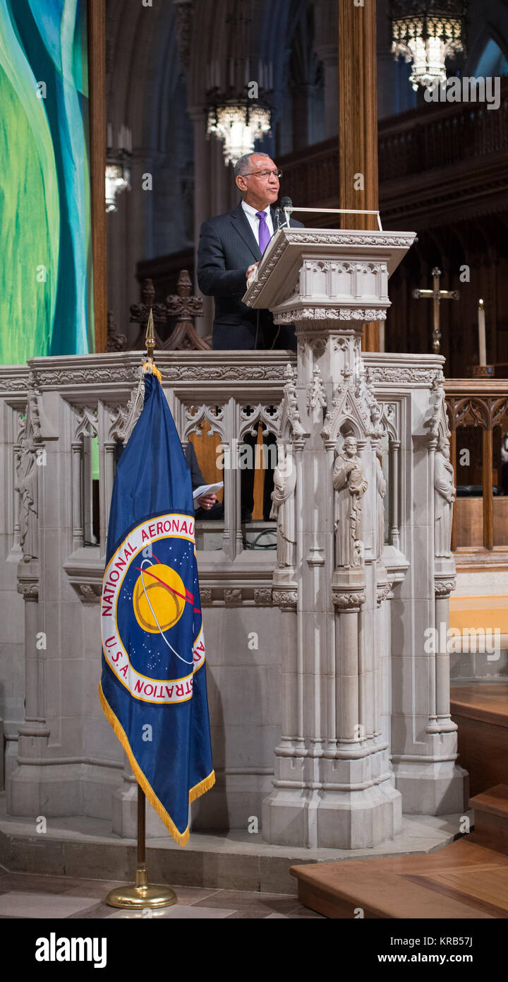 NASA-Administrator Charles Bolden liefert einen Tribut während einer Trauerfeier feiern das Leben von Neil Armstrong, Donnerstag, Sept. 13, 2012, an der Washington National Cathedral. Armstrong, der erste Mensch auf dem Mond während der Apollo 11 Mission 1969, gestorben Samstag, 12.08.25. Er war 82. Photo Credit: (NASA/Bill Ingalls) Neil Armstrong öffentliche Trauerfeier (201209130009 HQ) Stockfoto