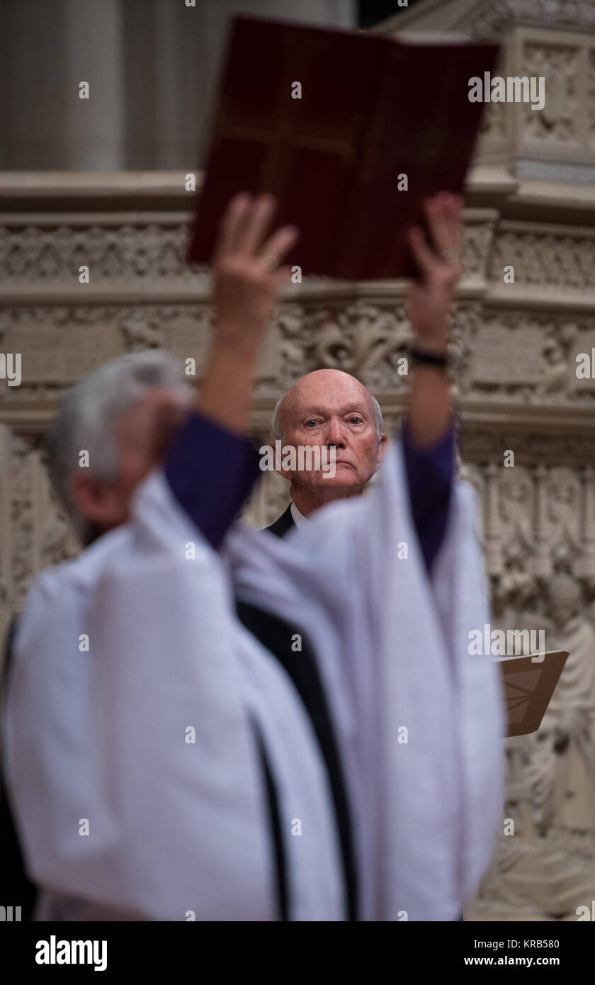 Apollo 11 Befehl Modul Pilot Michael Collins wird durch die hochgezogenen Bibel durch die Rev. Gina Gilland Campbell während einer Trauerfeier statt gerahmte feiern das Leben von Neil Armstrong an der Washington National Cathedral, Donnerstag, Sept. 13, 2012. Armstrong, der erste Mensch auf dem Mond während der Apollo 11 Mission 1969, gestorben Samstag, 12.08.25. Er war 82. Photo Credit: (NASA/Bill Ingalls) Neil Armstrong öffentliche Trauerfeier (201209130020 HQ) Stockfoto