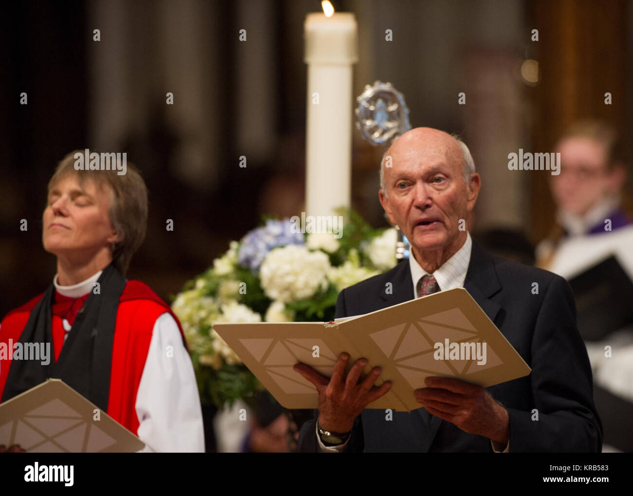 Apollo 11 Befehl Modul Pilot Michael Collins führt Gebete während einer Trauerfeier feiern das Leben von Neil Armstrong an der Washington National Cathedral, Donnerstag, Sept. 13, 2012. Armstrong, der erste Mensch auf dem Mond während der Apollo 11 Mission 1969, gestorben Samstag, 12.08.25. Er war 82. Photo Credit: (NASA/Paul E. Alers) Neil Armstrong öffentliche Trauerfeier (201209130005 HQ) Stockfoto