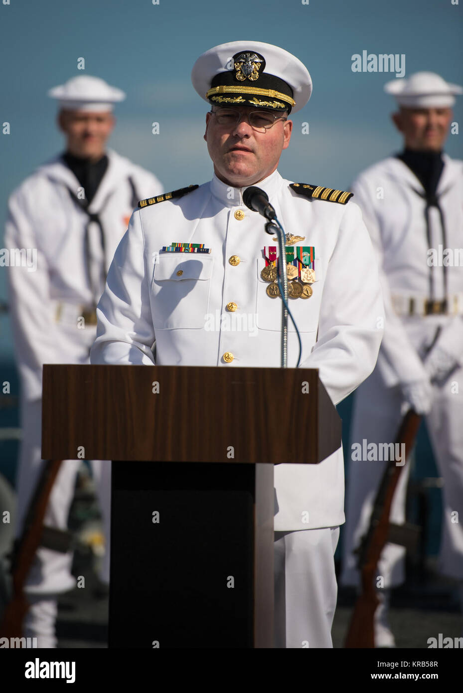 Marine Force Kaplan, Kapitän Donald S. Troast, CHC, USN spricht während einer Bestattung auf See Service für Apollo 11 Astronaut Neil Armstrong an Bord der USS philippinischen Meer (CG58), Freitag, Sept. 14, 2012, in den Atlantischen Ozean. Armstrong, der erste Mensch auf dem Mond während der Apollo 11 Mission 1969, gestorben Samstag, 12.08.25. Er war 82. Photo Credit: (NASA/Bill Ingalls) Neil Armstrong Bestattung auf See (201209140006 HQ) Stockfoto