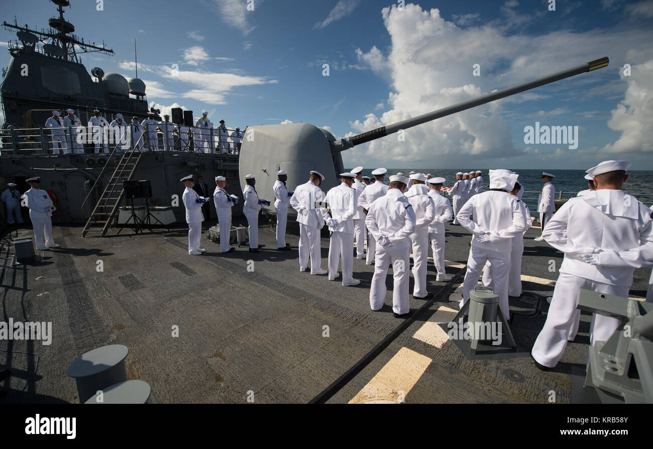 Mitglieder der US Navy sind während der Bestattung auf See Service für Neil Armstrong an Bord der USS philippinischen Meer (CG58), Freitag, Sept. 12, 2012 gesehen, in den Atlantischen Ozean. Armstrong, der erste Mensch auf dem Mond während der Apollo 11 Mission 1969, gestorben Samstag, 12.08.25. Er war 82. Photo Credit: (NASA/Bill Ingalls) Neil Armstrong Bestattung auf See (201209140010 HQ) Stockfoto