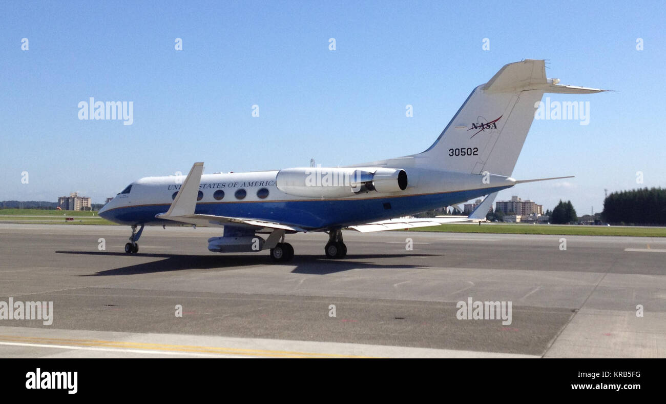 NASA 83-0502 bei Yokota Air Base mit UAVSAR Stockfoto