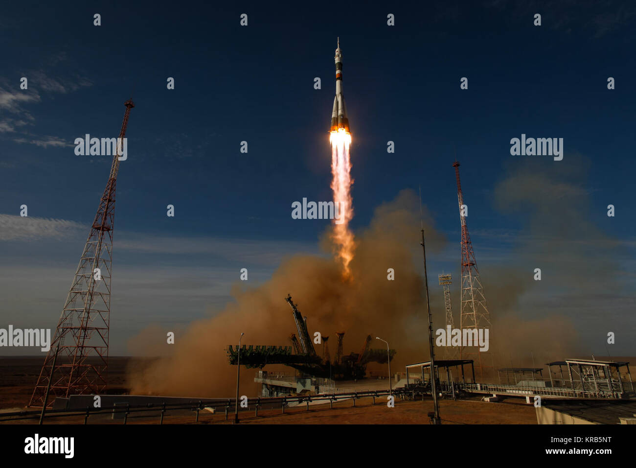 Die Sojus Rakete mit Expedition 33/34 Besatzungsmitglieder, Sojus Commander Oleg Novitskiy, Flugingenieur Kevin Ford der NASA, und Flugingenieur Evgeny Tarelkin von roskosmos an Bord der Sojus TMA-06 M Raumschiff startet zur Internationalen Raumstation am Dienstag, 23. Oktober 2012, in Baikonur, Kasachstan. Ford, Novitskiy und Tarelkin wird auf einer 5-monatigen Mission an Bord der Internationalen Raumstation. Photo Credit: (NASA/Bill Ingalls) Sojus TMA-06 M-Rakete von Baikonur gestartet 4. Stockfoto