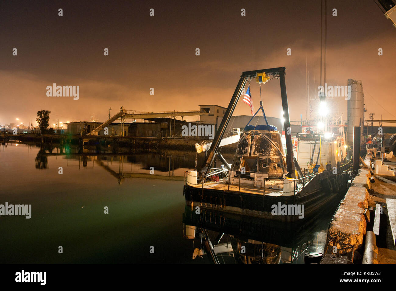 SpaceX Dragon's capsule ist kurz nach der Ankunft in einem Hafen in der Nähe von Los Angeles gesehen, Calif am Dienstag, Oktober 30, 2012. Dragon hatte gerade seine erste kommerzielle resupply Mission zur Internationalen Raumstation abgeschlossen und zurück 1.673 Pfund von Wissenschaft und liefert zurück zur Erde. Photo Credit: NASA SpX-1 Dragon an Anschluss 2 Stockfoto