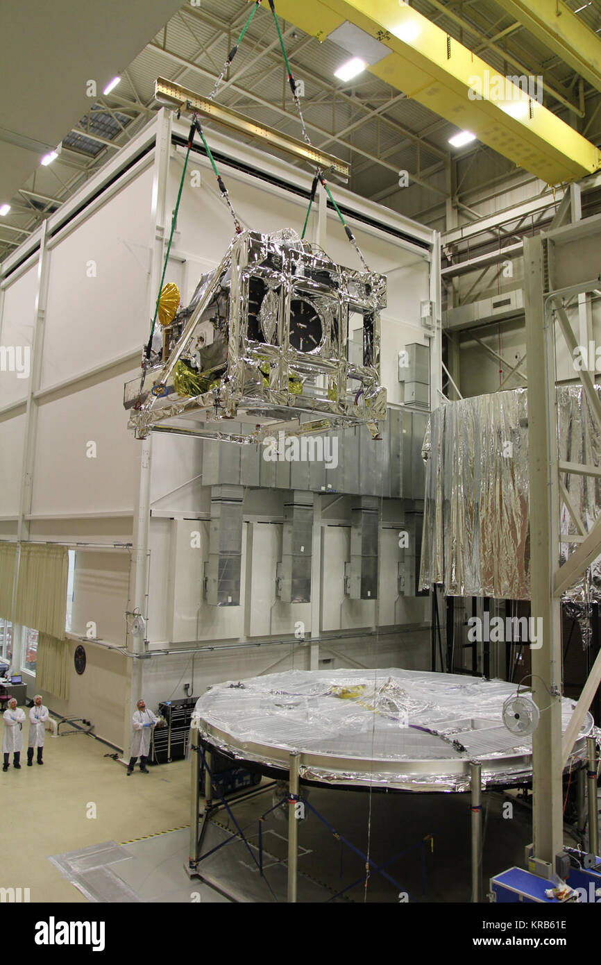 Kranverladung der GPM Core Observatorium in Position für Tvac testen. Kreditkarte: Die globale Niederschlagsmessung NASA/Goddard (GPM) Mission ist eine internationale Partnerschaft Co - geführt von der NASA und der Japan Aerospace Exploration Agency (JAXA), next-generation globale Beobachtungen der Niederschlag aus dem Weltraum. GPM wird die globale Regen, Schnee und Eis besser unser Klima und Wetter verstehen lernen und hydrometeorologischen Prozesse. Ab November 2013 der GPM Core Observatorium befindet sich in der Endphase der Prüfung NASA Goddard Space Flight Center. Der Satellit Japa geflogen werden. Stockfoto