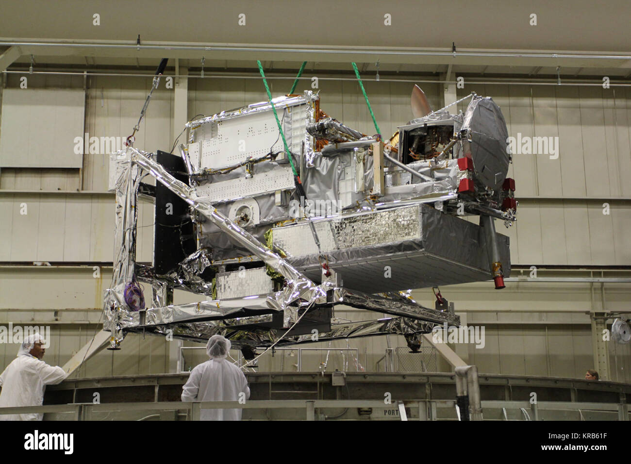Ingenieure Führung der GPM Core Observatorium in die Thermische Vakuumkammer. Kreditkarte: Die globale Niederschlagsmessung NASA/Goddard (GPM) Mission ist eine internationale Partnerschaft Co - geführt von der NASA und der Japan Aerospace Exploration Agency (JAXA), next-generation globale Beobachtungen der Niederschlag aus dem Weltraum. GPM wird die globale Regen, Schnee und Eis besser unser Klima und Wetter verstehen lernen und hydrometeorologischen Prozesse. Ab November 2013 der GPM Core Observatorium befindet sich in der Endphase der Prüfung NASA Goddard Space Flight Center. Der Satellit wird t geflogen werden. Stockfoto
