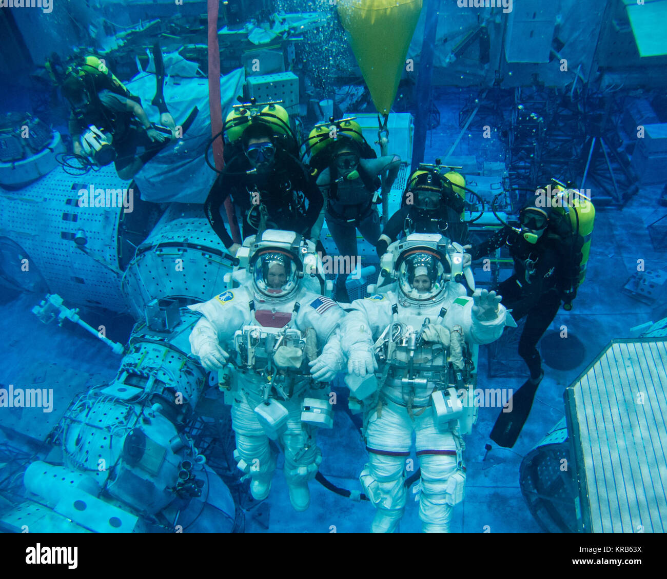 Foto Datum: 11-21-12 Ort: NBL-Pool Topside betrifft: Expedition 42/43 Mitglied der Besatzung und der italienische ESA-Astronaut Samantha Cristoforetti mit NASA-Astronaut Terry Virts während INC-42/CB EVA FÄHIGKEITEN 21027. Fotograf: BILL STAFFORD Terry Virts und Samantha Cristoforetti spacewalk Ausbildung Stockfoto