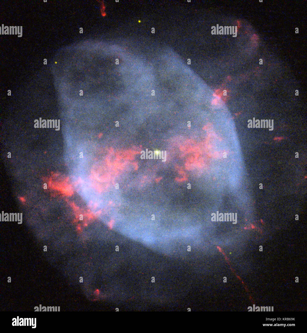 In einer relativ freien Raum liegt etwa 4200 Lichtjahre entfernt und schwer zu sehen mit einem Amateurteleskop, der einsame planetarischer Nebel NGC 7354 häufig übersehen wird. Aber dank dieses Bild von der NASA/ESA Hubble Space Telescope eingefangen sind wir in der Lage, diese leuchtende Kugel der rauchigen Licht in spektakulären Details zu sehen. Wie Shooting Stars sind nicht wirklich Sterne und Lava Lampen nicht wirklich Lava, planetarische Nebel enthalten haben nichts mit Planeten zu tun. Der Name wurde von Sir William Herschel geprägt, weil er zum ersten Mal ein Planetarischer Nebel durch ein Fernrohr gesehen, er Cou Stockfoto