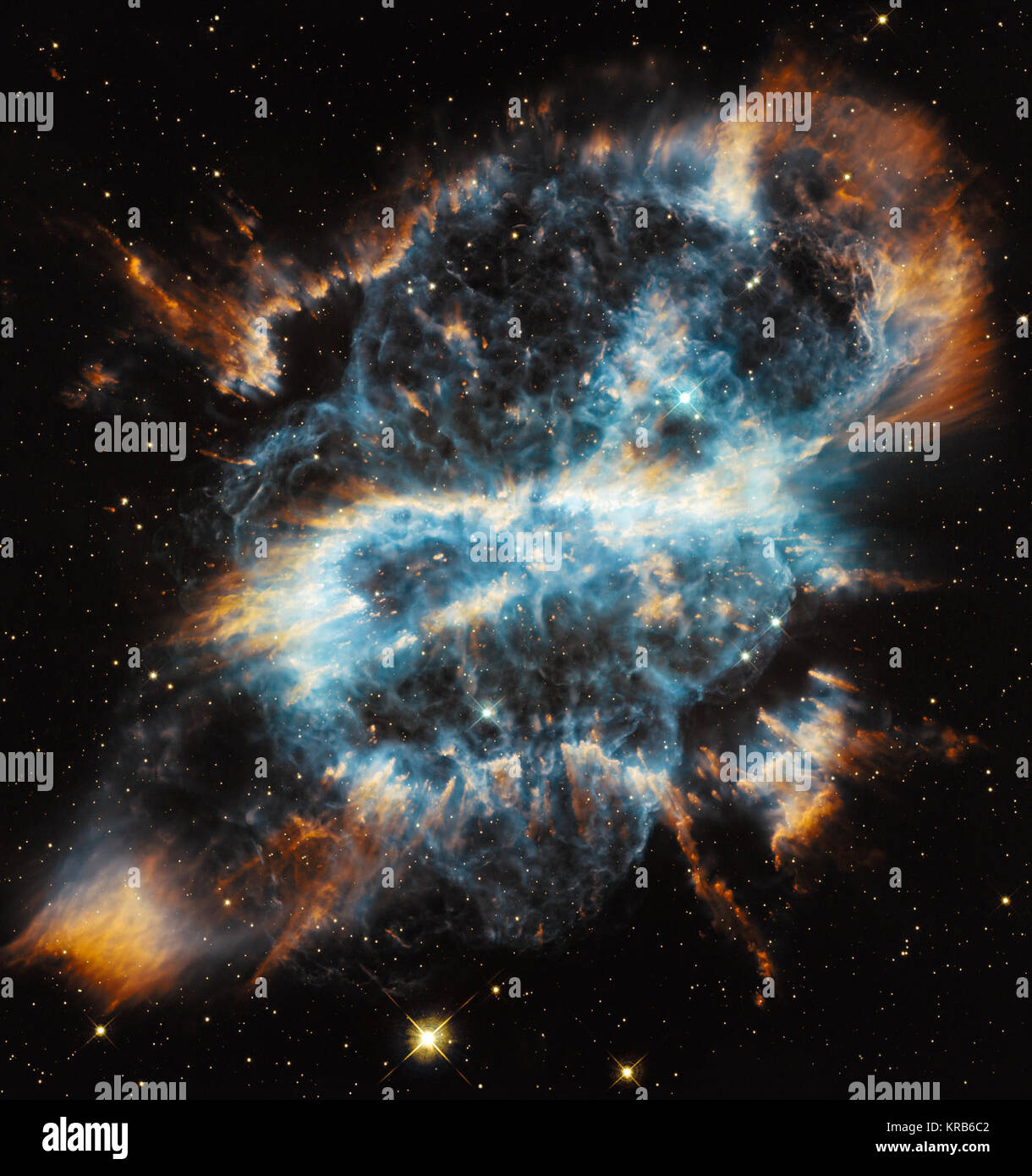 Mit dem Hubble-Weltraumteleskop der NASA/ESA feiert die Saison mit einem eindrucksvollen Bild Der planetarische Nebel NGC 5189. Die komplizierte Struktur der stellaren Eruption sieht aus wie eine riesige und bunten Band im Raum. Hubble snaps NGC 5189 Stockfoto