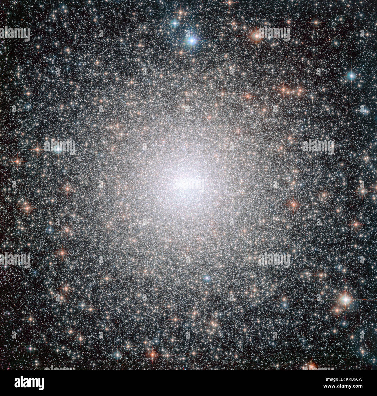 Dieses Bild von der NASA/ESA Hubble Space Telescope zeigt NGC6388, ein dynamisch im mittleren Alter Kugelsternhaufen in der Milchstraße. Während die Cluster in der fernen Vergangenheit gebildet (wie alle Kugelsternhaufen, es ist über zehn Milliarden Jahre alt), eine Studie über die Verteilung der hellen blauen Sterne innerhalb des Clusters zeigt, dass es mit mäßiger Geschwindigkeit gealtert ist, und seine schwersten Sterne sind in den Prozess der Migration in die Mitte. Eine neue mit Hubble Daten Studie hat entdeckt, dass Kugelsternhaufen des gleichen Alters haben kann drastisch unterschiedliche Verteilungen von Blue Straggler stars in ihnen, was darauf hindeutet. Stockfoto
