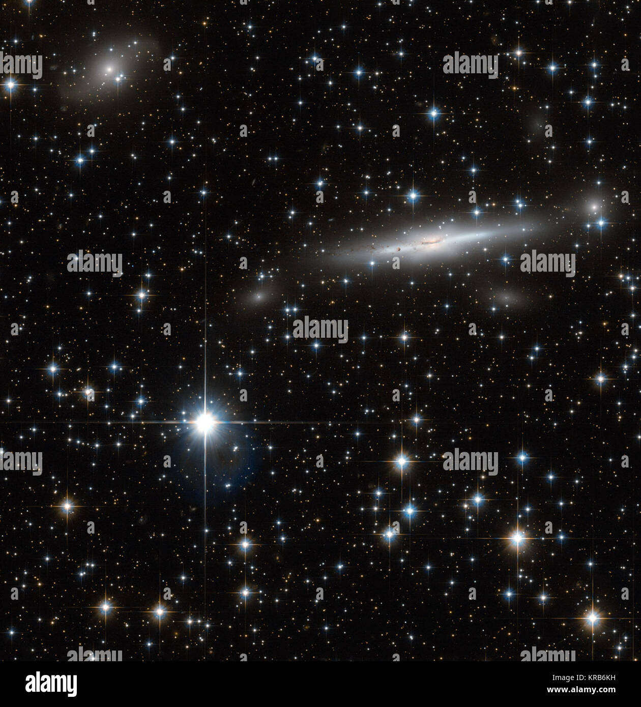 Ein Patch Platz hat in diesem Bild von der NASA/ESA Hubble Space Telescope eingefangen worden. Mit vielen nahe Sterne zerstreut, das Feld hat auch zahlreiche Galaxien im Hintergrund. An der Grenze von Triangulum Australe (der Südlichen Dreieck) und Norma (Schreinerei), Befindet sich in diesem Feld deckt einen Teil des Norma Cluster (Abell 3627) sowie einem dichten Bereich unserer eigenen Galaxie, der Milchstraße. Die Norma Cluster ist die nächste massive Galaxienhaufen auf die Milchstraße und liegt etwa 220 Millionen Lichtjahre entfernt. Die enorme Masse konzentriert, und die sich daraus ergebende Gravitatio Stockfoto