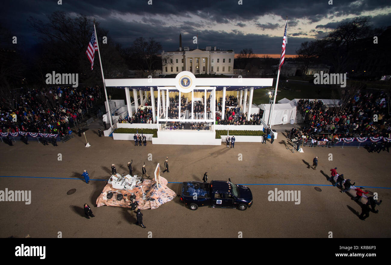 Eine Replik der NASA-Rover Curiosity und Mitglieder des Mars Science Laboratory (MSL) Wissenschaft Team weiter die Presidential Ständer und Präsident Barack Obama während der Eröffnungs-Parade zu ehren Obaama, Montag 21.01.2013, in Washington. Obama vereidigt worden war - als 44. Der nation Präsident früh am Tag. Photo Credit: (NASA/Bill Ingalls) Neugier 2013 Parade Stockfoto