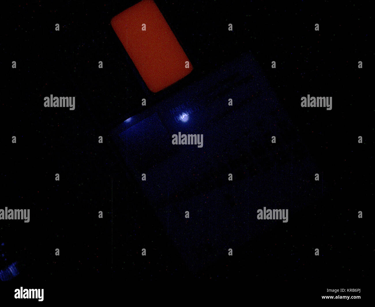 Erste Nacht Bild von MACHLI Kalibrierungsziel unter UV-Licht Stockfoto