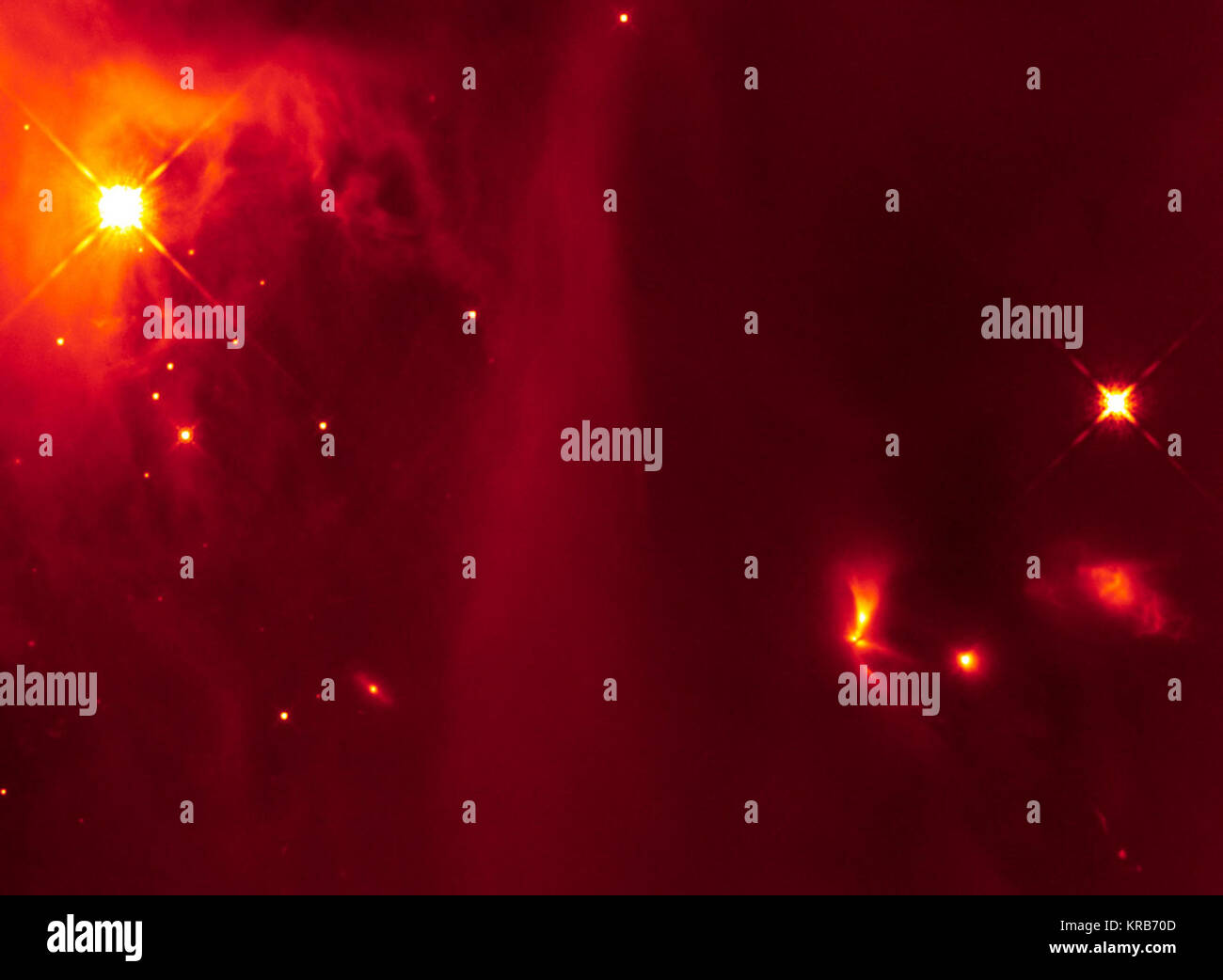 In diesem Infrarotbild von der NASA/ESA Hubble Space Telescope zeigt ein Bild von Protostellare Objekt LRLL 54361 und seine reiche kosmischen Nachbarschaft, einer Region namens IC 348. Der Protostern, helles Objekt mit Lüfter - wie Lichtstrahlen aus kommend, in Richtung der rechten Seite des Bildes befindet, ist aus der Vermietung Lichtblitze alle 25,3 Tage. Hubble Bild von Lrll 54361 und seine Umgebung Stockfoto
