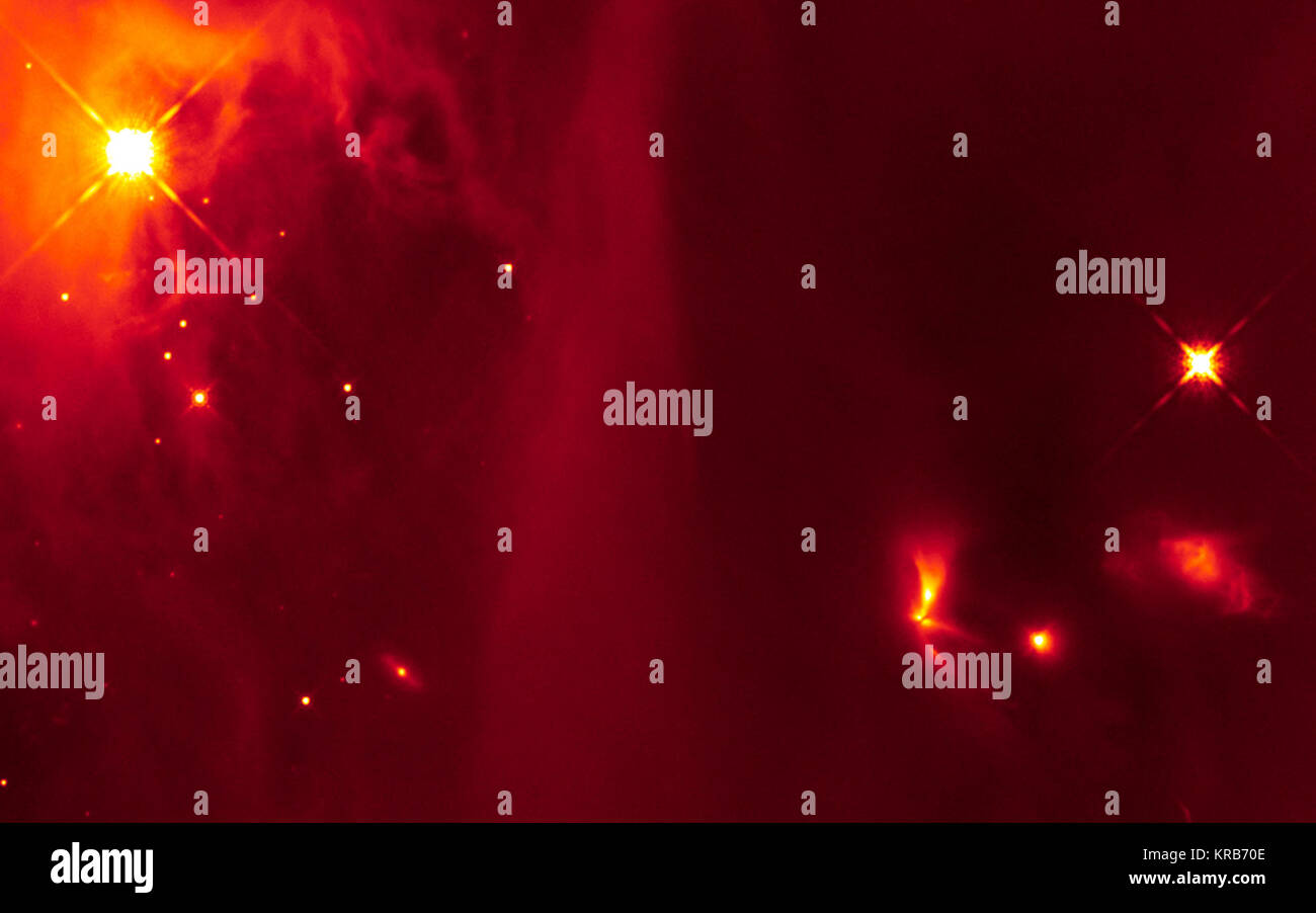 In diesem Infrarotbild von der NASA/ESA Hubble Space Telescope zeigt ein Bild von Protostellare Objekt LRLL 54361 und seine reiche kosmischen Nachbarschaft, einer Region namens IC 348. Der Protostern, helles Objekt mit Lüfter - wie Lichtstrahlen aus kommend, in Richtung der rechten Seite des Bildes befindet, ist aus der Vermietung Lichtblitze alle 25,3 Tage. Hubble Bild von Lrll 54361 und seine Umgebung 01. Stockfoto
