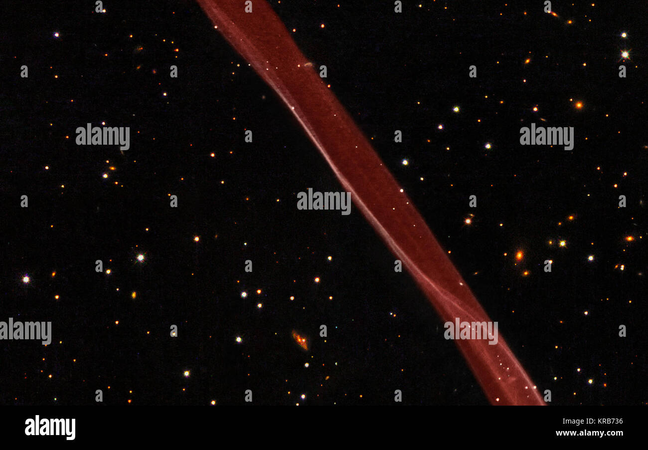 Dieses Bild ist ein Verbund von Wasserstoff - Licht Beobachtungen mit Hubble's Advanced Camera für Umfragen im Februar 2006 und weites Feld Planetary Kamera 2 Beobachtungen in blau, gelb-grün, und nah-infraroten Licht im April 2008 getroffen. Die Überreste einer Supernova, nur sichtbar im Wasserstoff-Licht Filter wurde ein roter Farbton in dieser Farbe Bild zugeordnet. Teil der Überreste einer Supernova SN 1006 mit der NASA und ESA Hubble Space Teleskop gesehen Stockfoto
