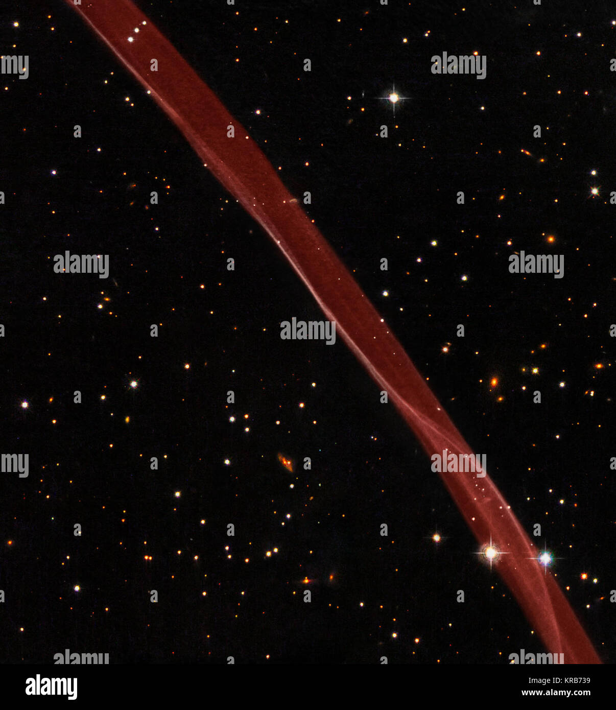 Dieses Bild ist ein Verbund von Wasserstoff - Licht Beobachtungen mit Hubble's Advanced Camera für Umfragen im Februar 2006 und weites Feld Planetary Kamera 2 Beobachtungen in blau, gelb-grün, und nah-infraroten Licht im April 2008 getroffen. Die Überreste einer Supernova, nur sichtbar im Wasserstoff-Licht Filter wurde ein roter Farbton in dieser Farbe Bild zugeordnet. Teil der Überreste einer Supernova SN 1006 mit der NASA und ESA Hubble Space Telescope 01 gesehen Stockfoto