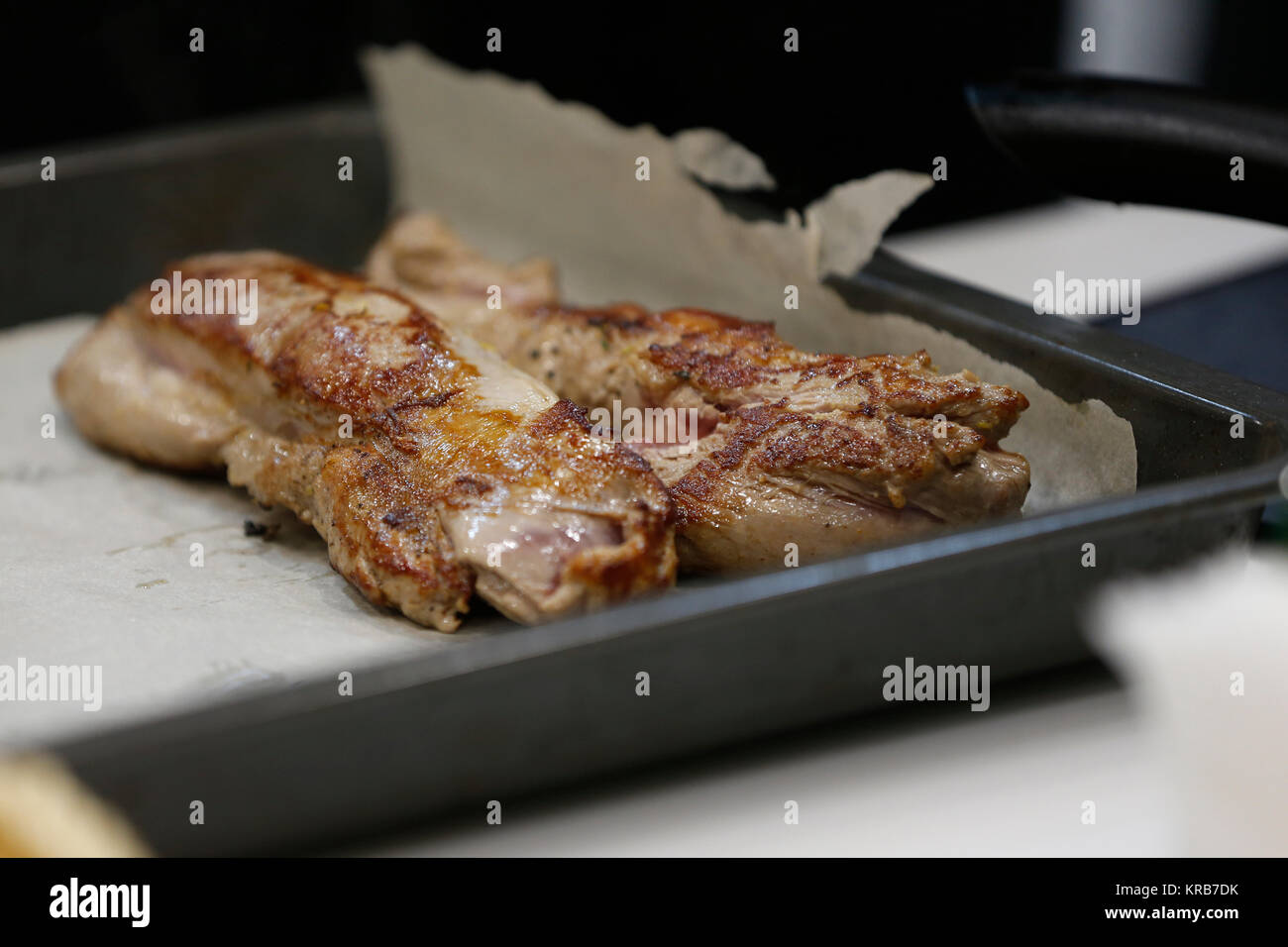 Braten Sie das Fleisch in der Pfanne. Fry die Ente. Zubereitung von Fleisch Gerichte Stockfoto