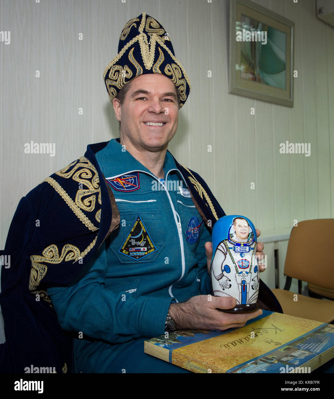 Expedition 34 Commander Kevin Ford der NASA posiert für ein Foto nach dem Empfang willkommen Home Geschenke an der Kustanay Flughafen in Kasachstan ein paar Stunden nach der er, zusammen mit Expedition 34 russischen Sojus Commander Oleg Novitskiy und Bordingenieur Evgeny Tarelkin, ihre Sojus TMA-06 M Sonde in der Nähe der Stadt Arkalyk landete am Samstag, 16. März 2013. Ford, Novitskiy, und Tarelkin zurück von 142 Tagen an Bord der Internationalen Raumstation, wo sie als Mitglieder der Expedition 33 und 34 Mannschaften serviert. Photo Credit: (NASA/Bill Ingalls) ISS-34 Kevin Ford mit Welcome home Geschenke Stockfoto