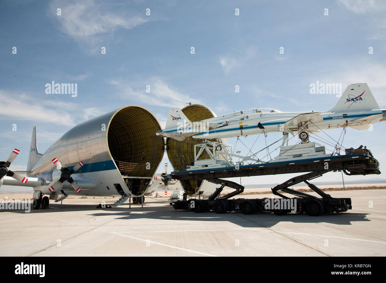 Zwei T-38 Talons sind bereit zum Laden auf die NASA-Super Guppy Turbine (ED 13-0074-075) Stockfoto