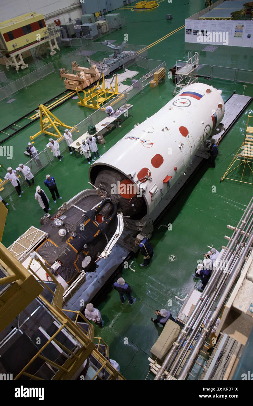 Die Integration Anlage auf dem Kosmodrom Baikonur in Kasachstan, die Sojus TMA-08 M Sonde ist in der dritten Stufe der Sojus Trägerrakete März 22 gekapselt. Die Operation war Teil der Vorbereitung für die Sojus" Start März 29, Kasachisch, Expedition 35/36 Flight Engineer Chris Cassidy der NASA, Sojus Kommandanten Pawel Winogradow und Flugingenieur Alexander Misurkin zur Internationalen Raumstation für eine 5 ½ Monat Mission zu erfüllen. NASA/Victor Zelentsov Sojus TMA-08 M Sonde Integration Facility 5. Stockfoto