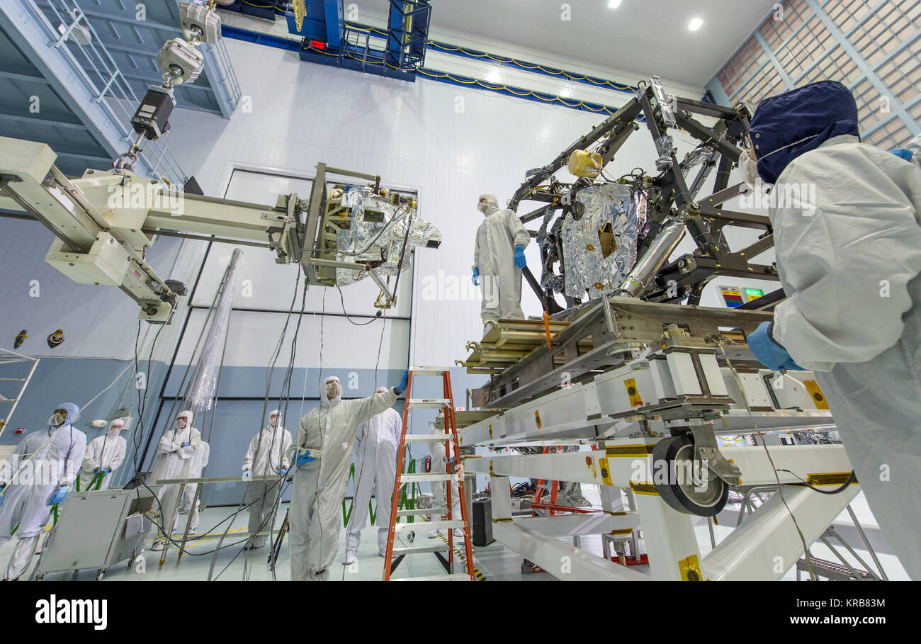 Die Miri sich wiegt 181 Pfund (82 kg) und wird von einem speziellen Schwebebalken (links auf dem Foto), die manövriert wird mit einer Präzision Kran durch die Techniker an der Basis der Leiter statt. Photo Credit: NASA/Chris Gunn; Text Quelle: NASA/Laura Betz -------- Techniker akribisch arbeitete das James Webb Space Telescope Mid-Infrared Instruments in die Isim, oder integrierte Wissenschaft Instrument Modul, in den Reinraum Implantat des NASA Goddard Space Flight Center in Greenbelt, Md., als Nachfolger der NASA-Hubble-Weltraumteleskop, das Webb-teleskop wird die meisten p. Stockfoto