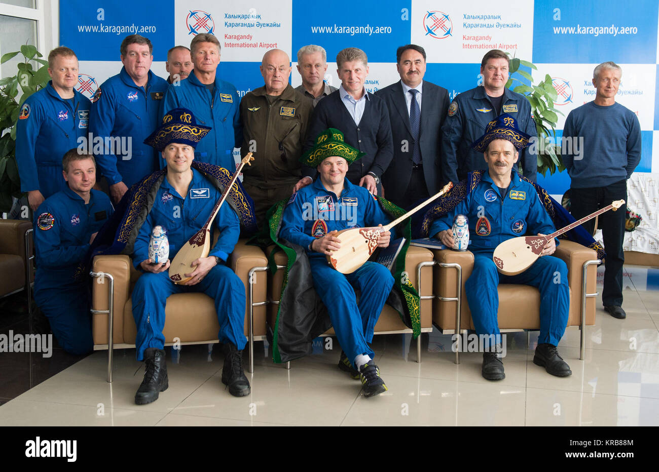 Expedition 35 Commander Chris Hadfield der kanadischen Raumfahrtagentur (CSA), rechts, Bordingenieur Roman Romanenko und NASA-Flugingenieur Tom Marshburn, Links, sind in ein Geschenk der traditionellen Kasachstan Kleid während der Begrüßungszeremonie auf dem Flughafen von Karaganda in Kasachstan am Dienstag gesehen, 14. Mai 2013. Hadfield, Marshburn und Romanenko wieder auf der Erde aus mehr als fünf Monate an Bord der Internationalen Raumstation, wo sie als Mitglieder der Expedition 34 und 35 Mannschaften serviert. Photo Credit: (NASA/Carla Cioffi) Sojus TMA-07 M Begrüßungszeremonie auf dem Flughafen von Karaganda Stockfoto