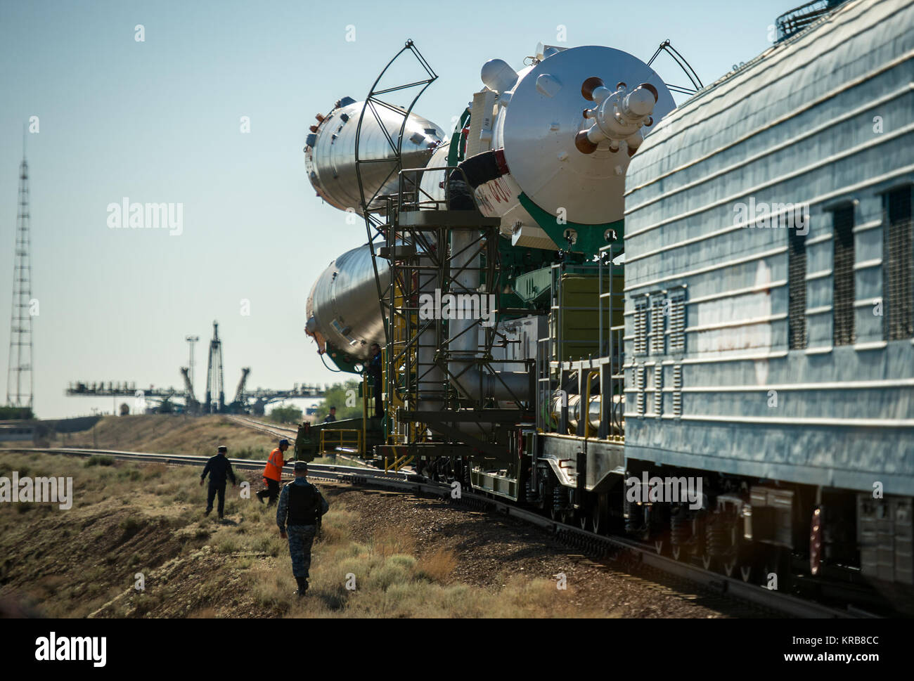 Die Sojus TMA-09 M Sonde wird durch Zug zum Kosmodrom Baikonur Startrampe gerollt, Sonntag, 26. Mai 2013, in Kasachstan. Der Start der Sojus zur Internationalen Raumstation (ISS) mit Expedition 36/37 Sojus Commander Fyodor Yurchikhin der russischen Föderalen Raumfahrtagentur (Roskosmos), Flug Ingenieure; Luca Parmitano der Europäischen Weltraumorganisation und Karen Nyberg der NASA, ist für Mittwoch, den 29. Mai geplant, kasachischen Zeit. Yurchikhin, Nyberg, und Parmitano, wird an Bord der Station bleiben bis Mitte November. Photo Credit: (NASA/Bill Ingalls) Sojus TMA-09 M Sonde roll out von Stockfoto