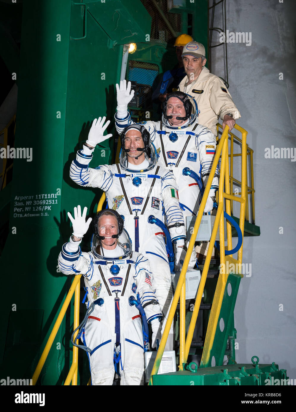 Expedition 36/37 Sojus Commander Fyodor Yurchikhin der russischen Föderalen Raumfahrtagentur (Roskosmos), top, Flugingenieure: Luca Parmitano der Europäischen Weltraumorganisation, Mitte und Karen Nyberg von NASA, unten, Wave Abschied als Sie an Bord des Sojus Rakete vor ihrer Einführung zur Internationalen Raumstation, Mittwoch, 29. Mai 2013, Baikonur, Kasachstan. Für die Besatzung von Sojus Rakete soll bei 2 bis Start: 31:00, 29. Mai, kasachischen Zeit. Yurchikhin, Nyberg, und Parmitano, wird an Bord der Station bleiben bis Mitte November. Photo Credit: (NASA/Bill Ingalls) Sojus TMA-09 M Besatzungsmitglieder wave farewe Stockfoto