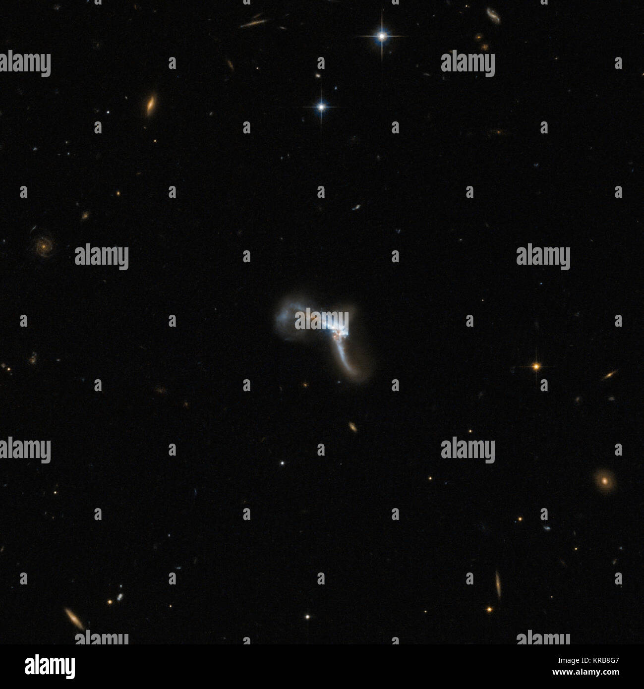 Die verzerrte Objekt durch Hubble in diesem Bild aufgenommen ist IRAS 22491-1808, auch Südamerika Galaxie bekannt. Es ist eine ultraluminous infrared Galaxy (ULIRG), die eine große Menge an Licht im infraroten Wellenlängen emittiert. Der Grund für diese intensive Ir-Emission liegt in einer Episode von starke Sternentstehung Aktivität, die durch eine Kollision zwischen zwei interagierende Galaxien gesetzt wurde. In diesem Bild die verdrehten Form verbirgt sich eine Reihe von Features. In der Central Region, die sehr komplex ist und gestört, Wissenschaftler konnten zwei Atomkernen zu unterscheiden, bleibt der zwei unterschiedlichen Stockfoto