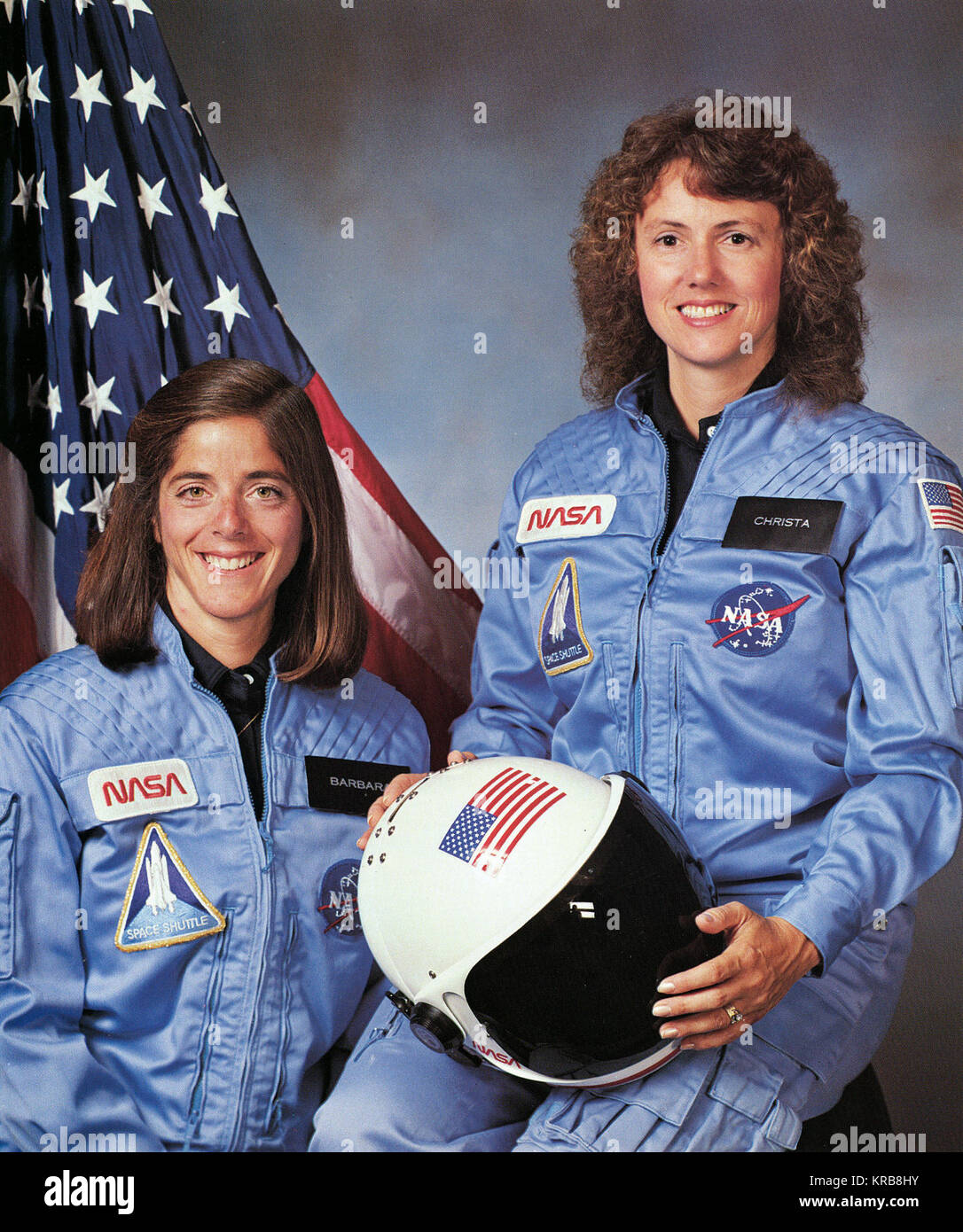 Christa McAuliffe und Barbara Morgan, Lehrer im Raum Primär- und Backup Crew Mitglieder für Shuttle Mission STS-51 L. Die Mission endete im Scheitern, wenn der Orbiter Challenger 73 Sekunden nach dem Start am 28. Januar 1986 explodierte. Christa McAuliffe und Barbara Morgan - GPN -2002-000004 Stockfoto