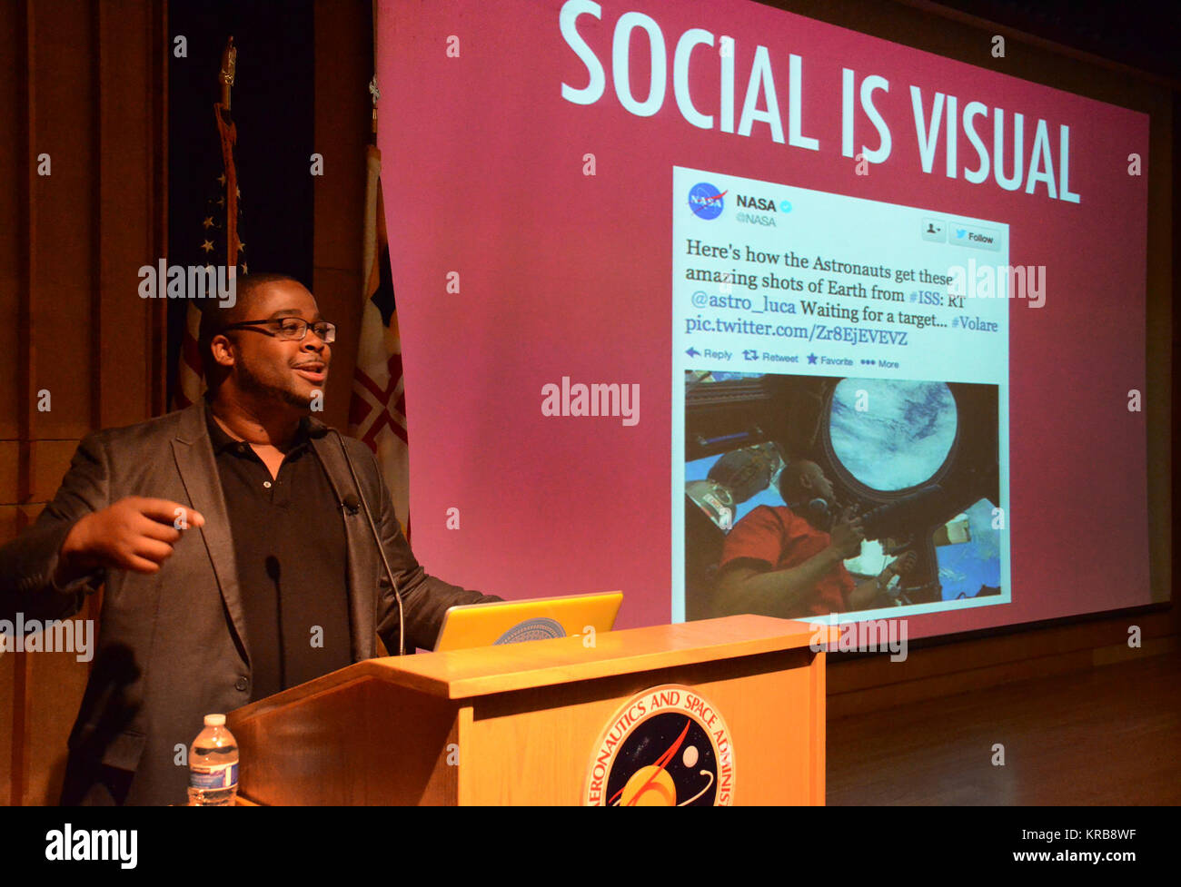 Twitter die Manager von Journalismus und Nachrichten, Mark Luckie, diskutiert die Auswirkungen von Twitter auf die Nachrichten am Donnerstag, 11. Juli, 11:30-1:00 Uhr im Gebäude 3 Goett Auditorium des NASA Goddard Space Flight Center in Greenbelt, Md. Mark S. Luckie ist ein Multi-plattform-Journalist und Redakteur, Gründer des digitalen Journalismus blog 10.000 Wörter und Autor der Bedienungsanleitung des Digital Journalist, der einen Überblick über die Werkzeuge, die erforderlich sind, um im digitalen Newsroom zu gedeihen. Er ist derzeit der Creative Content Manager für Journalismus an Twitter. Luckie hat produziert multimediale und interaktive Geschichten für das Zentrum für Inv Stockfoto