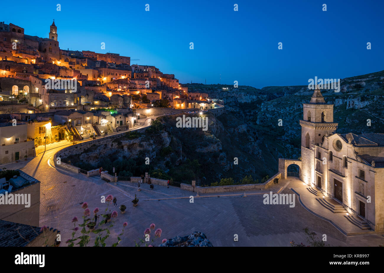 Malerische Anblick der "Assi" Stadtteil Matera auf Sonnenuntergang von Santa Maria de Idris e San Giovanni in Monterrone, Basilicata, Italien. Stockfoto
