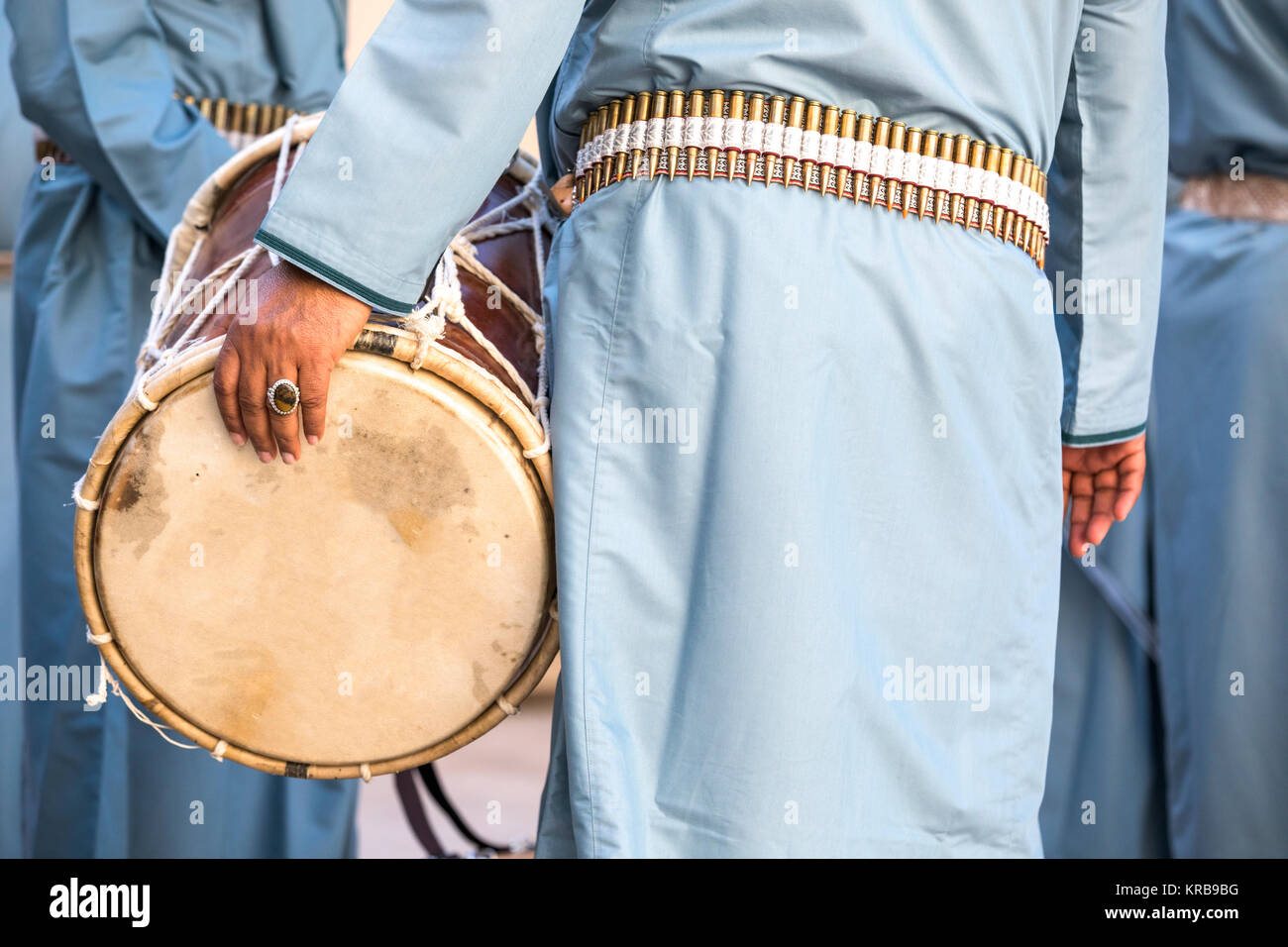 Omanische Mann im traditionellen Outfit mit seiner Trommel Stockfoto