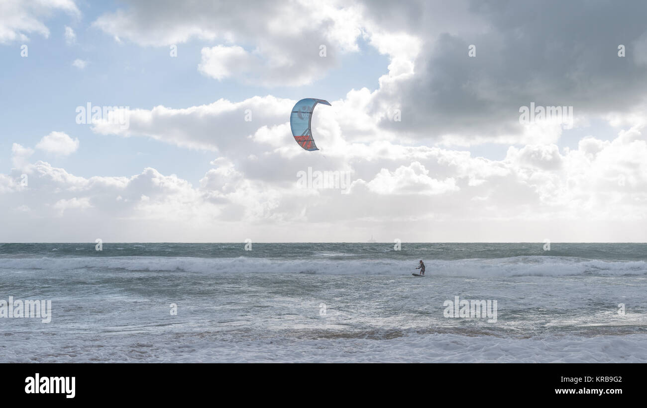 PERTH, Australien, WA/Western Australia - 2017, 18. Dezember Peasholm Hund Strand, Peasholm Hund Strand. Kite Surfer auf den Wellen. (Foto von Ulrich Rot Stockfoto