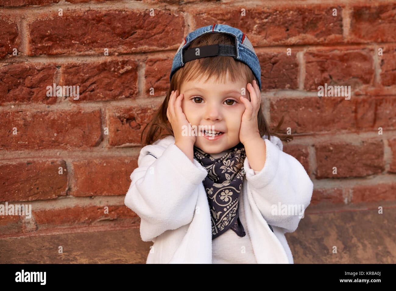 Hip-hop Kind, Portrait eines Mädchens in Gap closeup auf Hintergrund der Mauer. Stockfoto