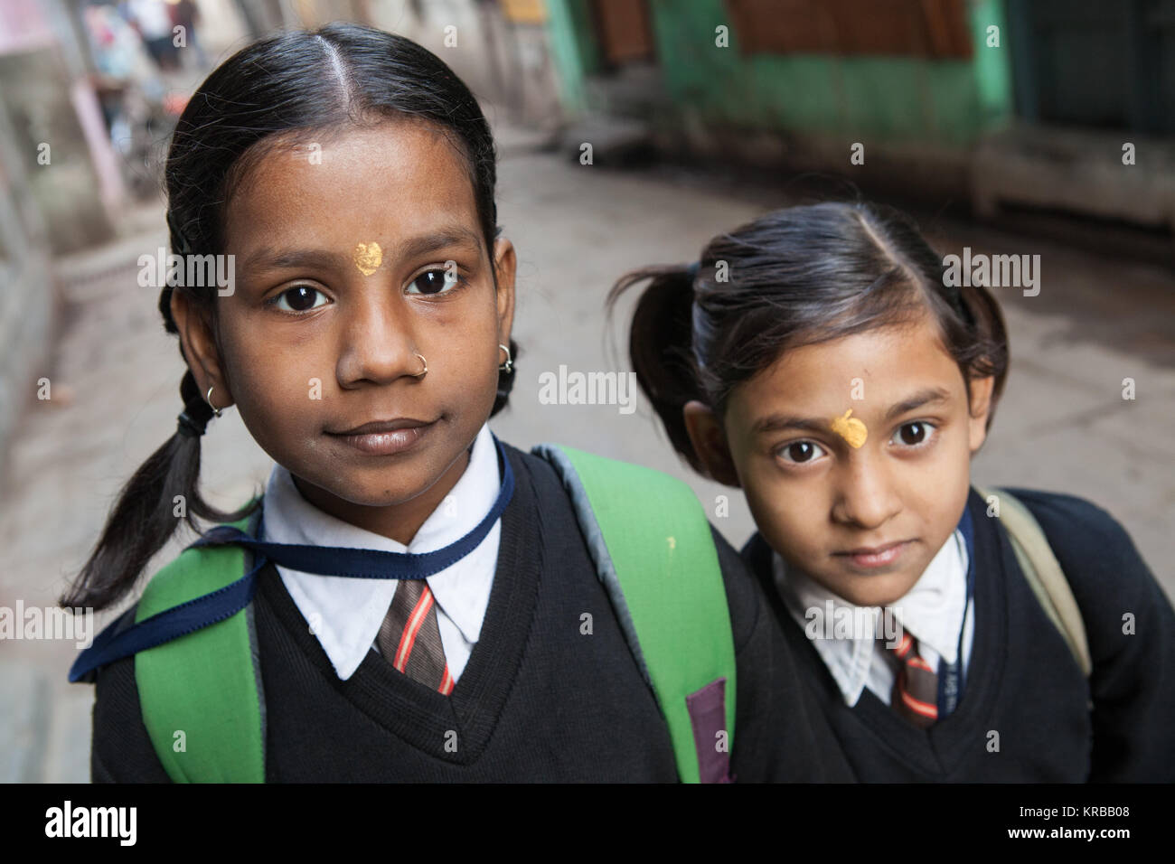 Porträt von zwei Schülerinnen in Varanasi, Indien Stockfoto