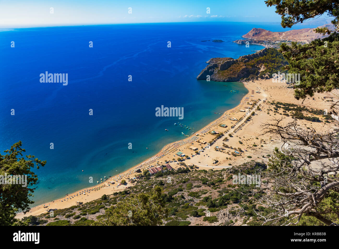 Tsambika Strand mit goldenem Sand - Ansicht von Tsambika Kloster (Rhodos, Griechenland) Stockfoto