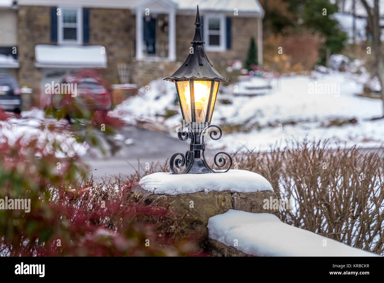 Beleuchtete outdoor Laterne mit weißer Schnee gibt einen zusätzlichen Charakter für einen Urlaub Dekor. Urlaub Konzept. Stockfoto