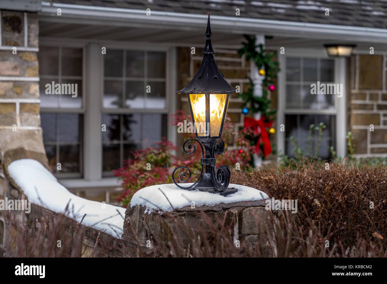 Beleuchtete outdoor Laterne mit weißer Schnee gibt einen zusätzlichen Charakter für einen Urlaub Dekor. Urlaub Konzept. Stockfoto