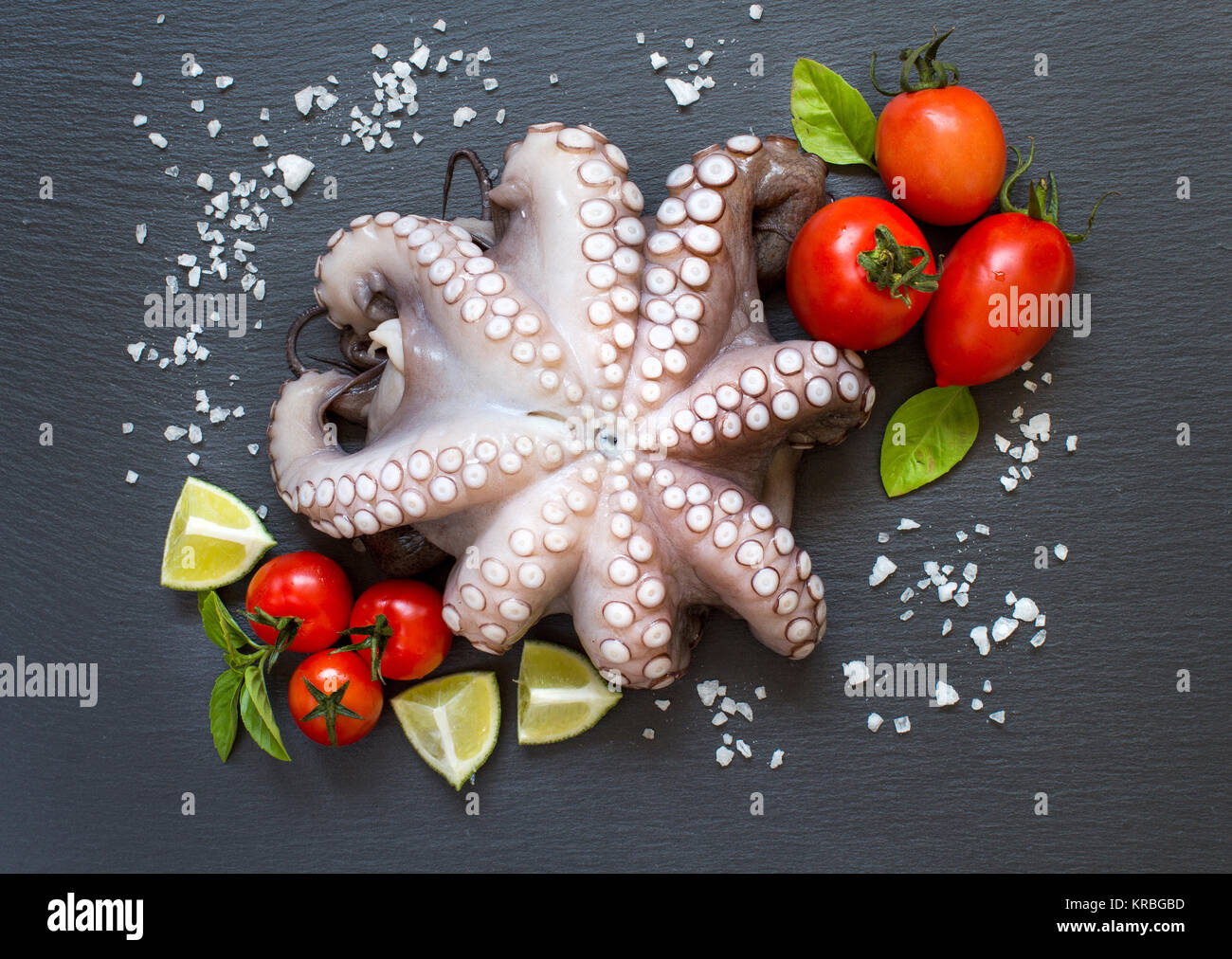 Rohen Tintenfisch mit Kalk, Tomaten und Basilikum Stockfoto