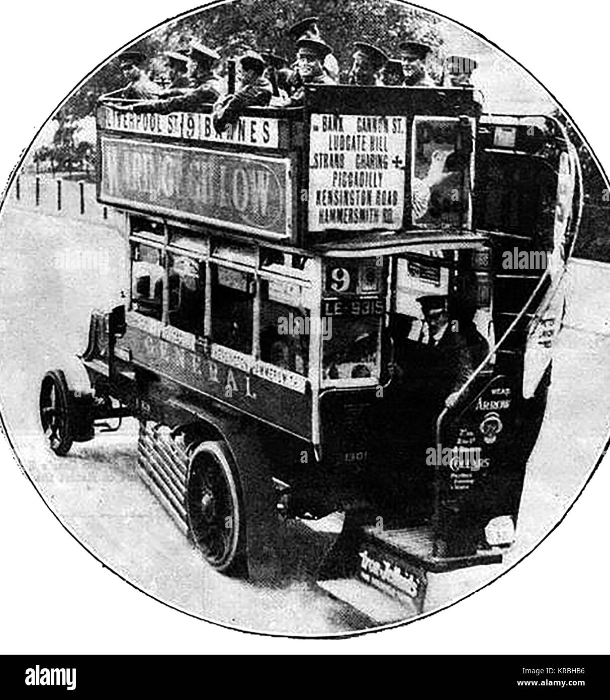 Weltkrieg ein Foto - WWI Troop Transport - alle Londoner Busse beschlagnahmt wurden neu mobilisiert Truppen im Jahr 1914 durchführen Stockfoto