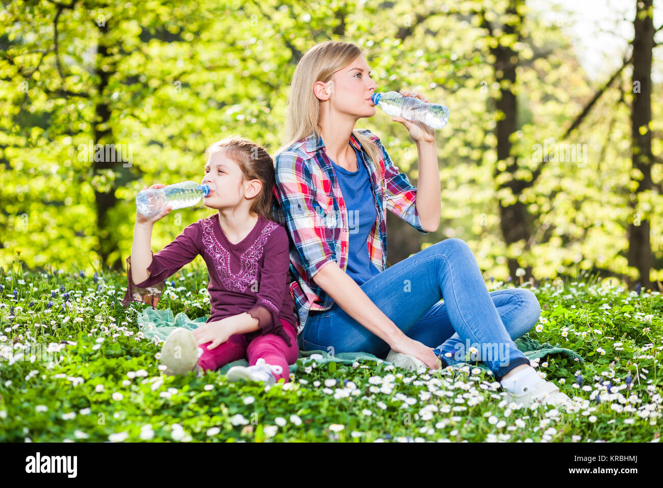Zwei Schwestern Trinkwasser auf Sommertag im Park Stockfoto