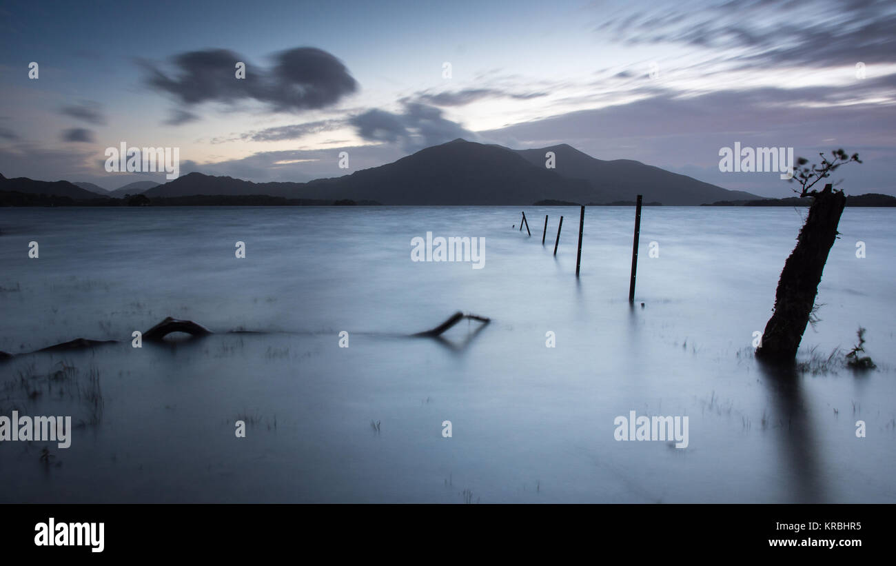 Sonnenuntergang hinter Purple Mountain und die Macgillycuddy stinkt, gesehen von den Ufern des Lough Leane im irischen Killarney National Park. Stockfoto