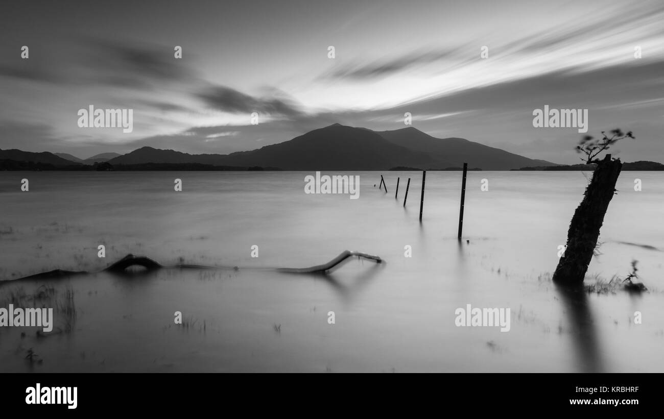 Sonnenuntergang hinter Purple Mountain und die Macgillycuddy stinkt, gesehen von den Ufern des Lough Leane im irischen Killarney National Park. Stockfoto