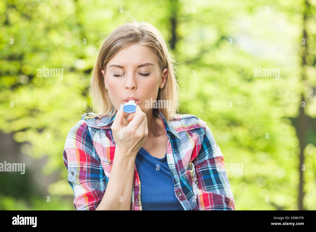 Frau mit Asthma mit Inhalator Stockfoto