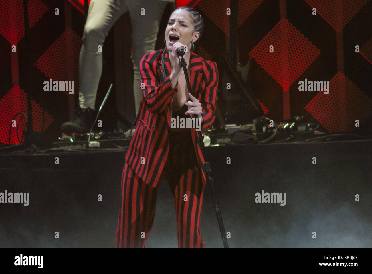 Halsey führt bei 103.5 KISS FM iHeartRadio Jingle Ball an der Allstate Arena am 13. Dezember in Rosemont, Illinois 2017. Stockfoto