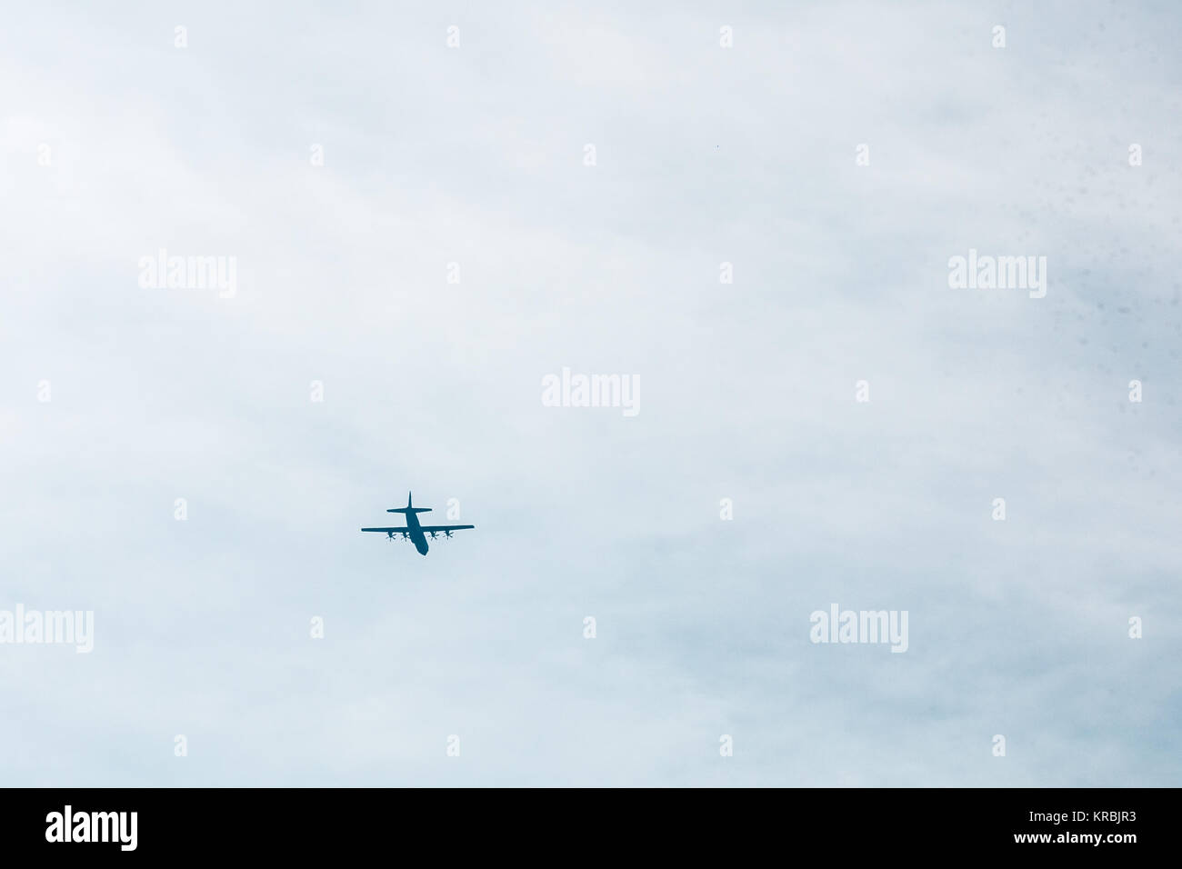 Große fliegende Flugzeug mit Propeller im Himmel Stockfoto