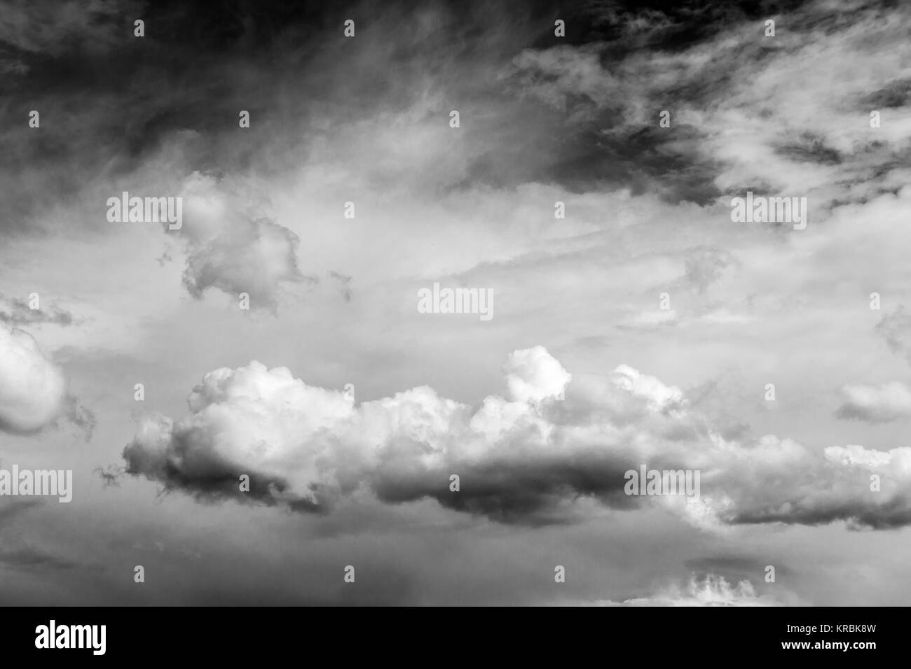 Schwarze und weiße Dramatischer Himmel und weiße und graue Wolken Stockfoto