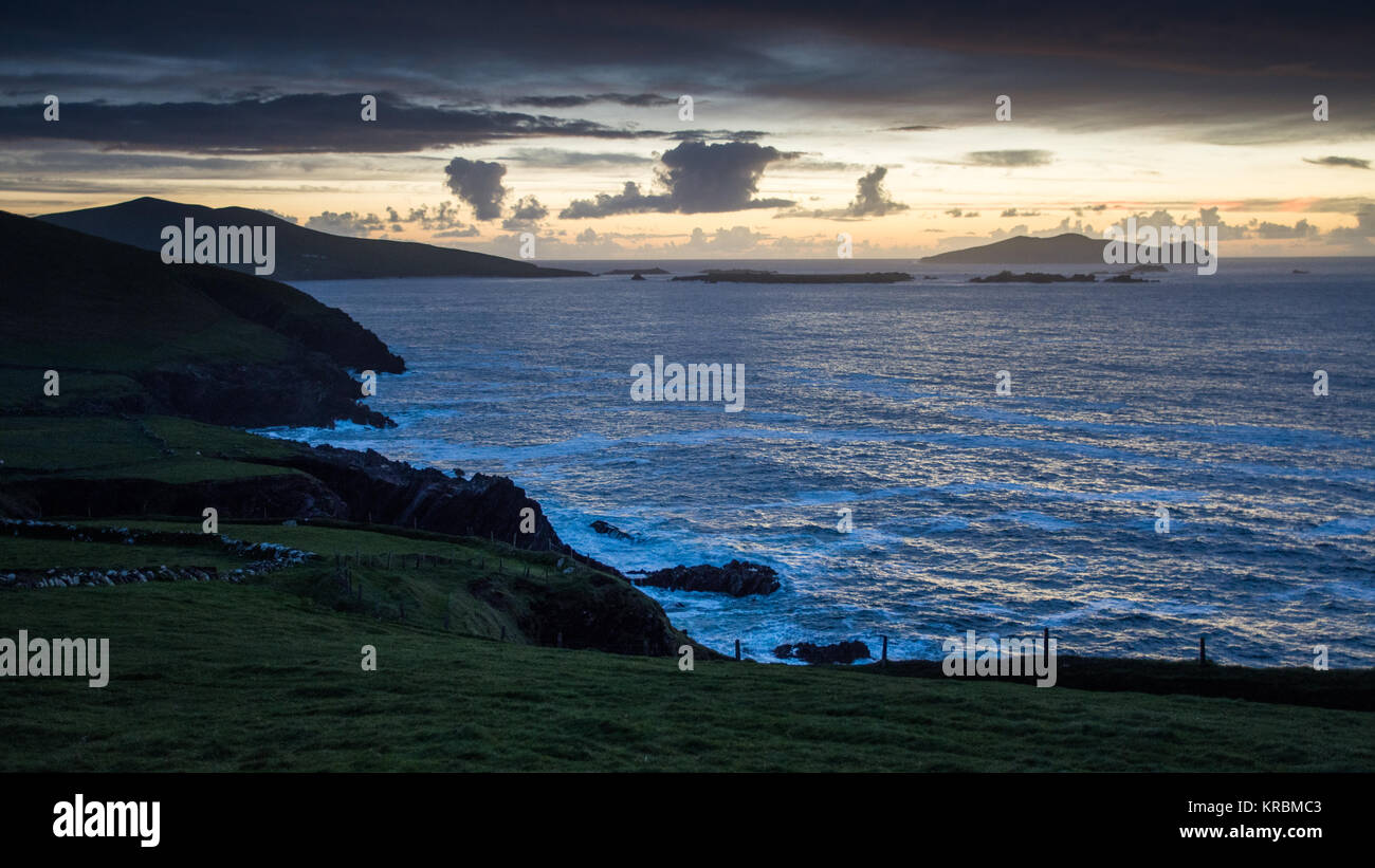 Sonnenuntergang über die Blasket Islands in Dunquin auf der Dingle Halbinsel im County Kerry in Irland. Stockfoto